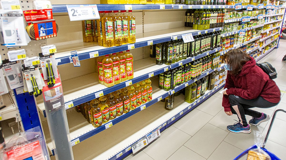 Lineales sin aceite de girasol en la mañana de ayer. MARIO TEJEDOR
