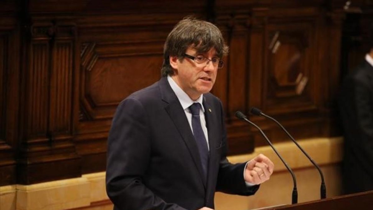 El president de la Generalitat, Carles Puigdemont, en el Parlament.-EL PERIÓDICO