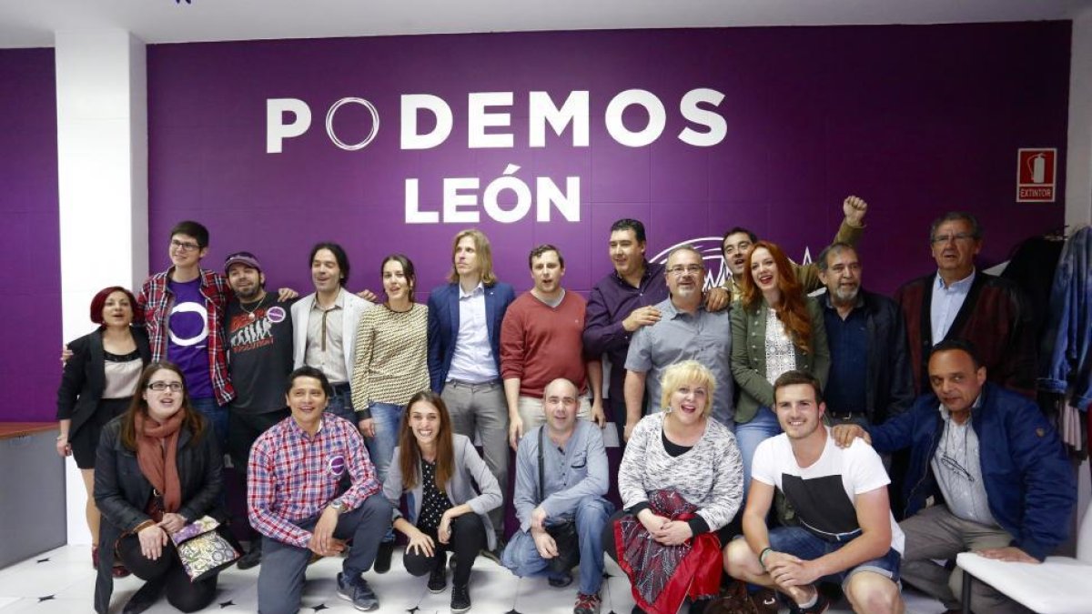 El secretario autonómico de Podemos, Pablo Fernández y la diputada nacional Ana Marcello, asisten a la inaguración de la sede de la formación.-ICAL
