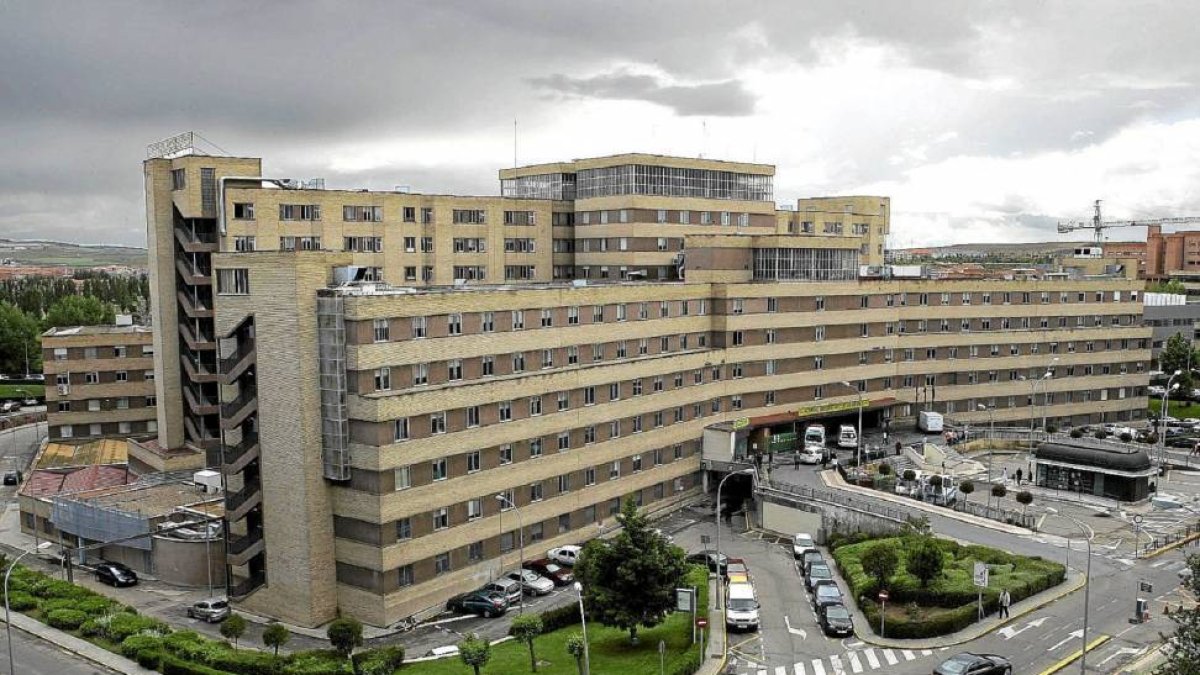 Fachada del Hospital Clínico de Salamanca-El Mundo
