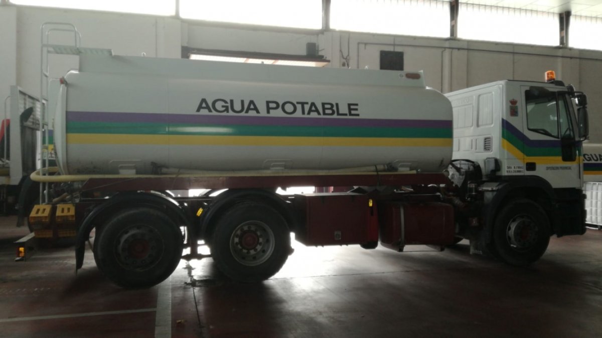 Los camiones cisterna de la Diputación prestan un servicio muy importante al medio rural soriano. HDS