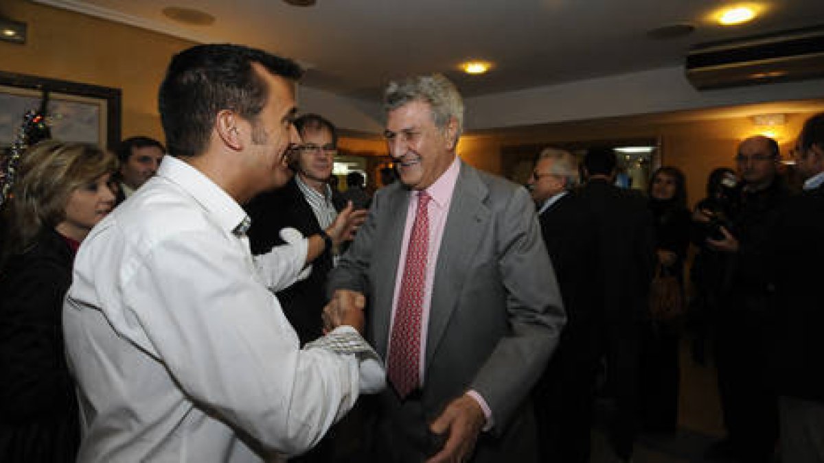 Un simpatizante del PP saluda al recién nombrado presidente del Congreso. / ÁLVARO MARTÍNEZ-