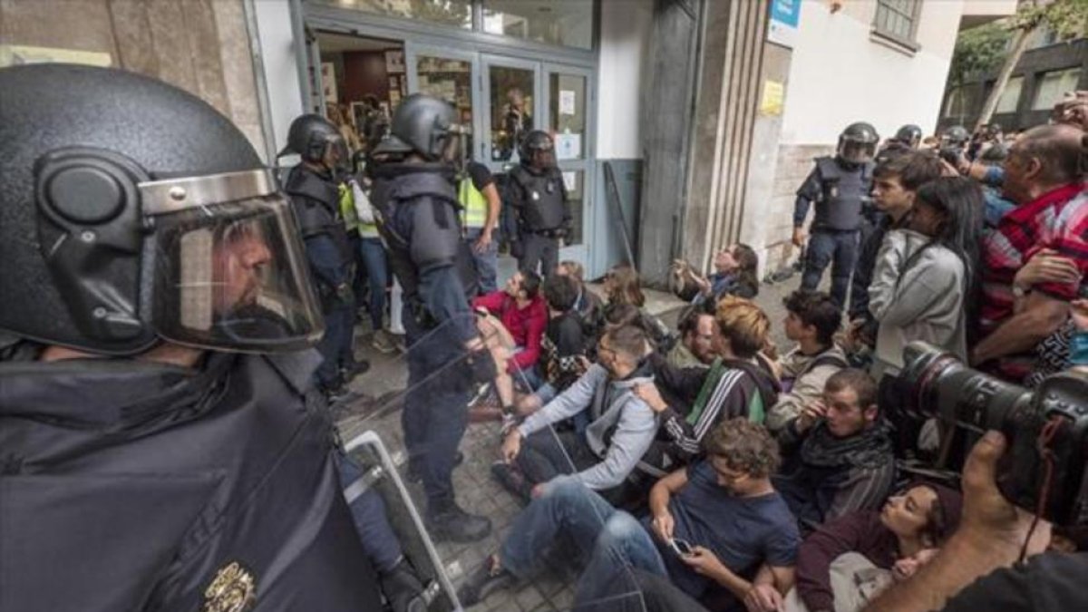 Los Mossos se llevan las urnas, en el instituto Jaume Balmes de Barcelona-RICARD FADRIQUE