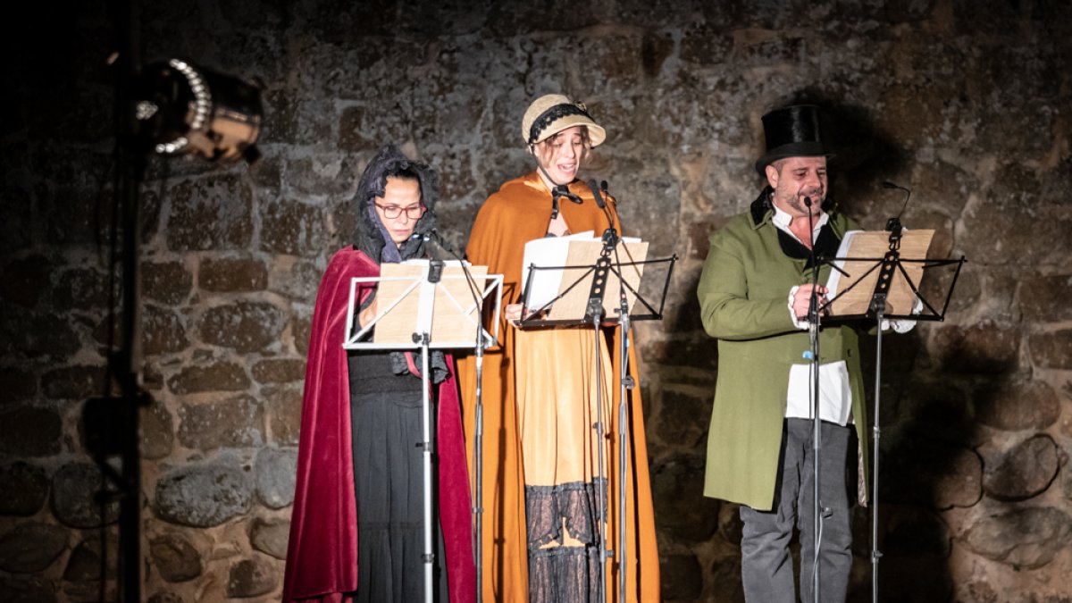 Tres actores de doblaje fueron los encargados de poner voz a la leyenda de Bécquer, arropados por el público y el calor del fuego, llamas que algunos se atrevieron a pasar. GONZALO MONTESEGURO