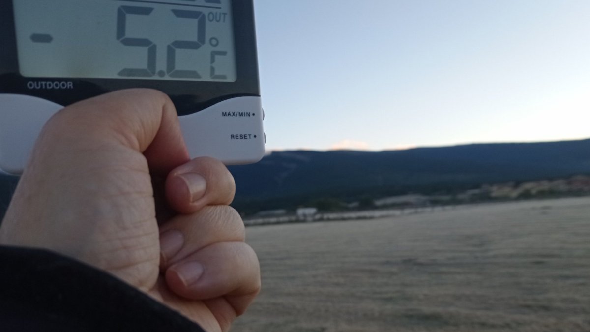 El termómetro, por debajo de los cinco grados bajo cero en las inmediaciones de Duruelo de la Sierra. AGUSTÍN SANDOVAL