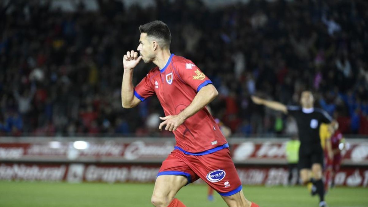 Manu celebra el gol de la victoria dedicándoselo a su hijo nacido el pasado verano.-Valentín Guisande