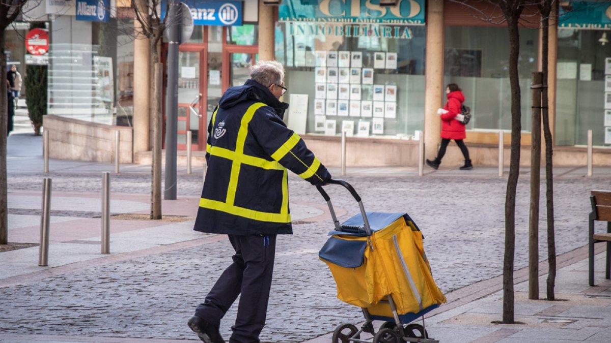 Cartero en la capital repartiendo correo a pie.-GONZALO MONTESEGURO