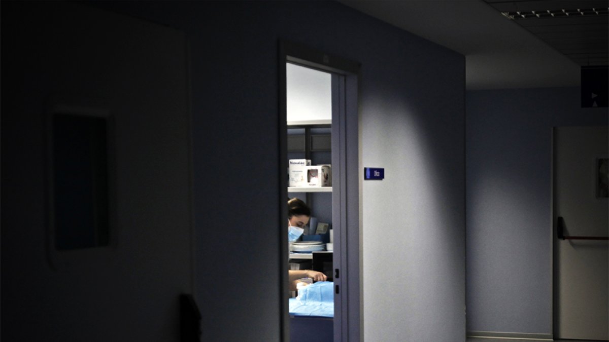 Una profesional sanitaria asoma en una de las estancias del Hospital Santa Bárbara. MARIO TEJEDOR