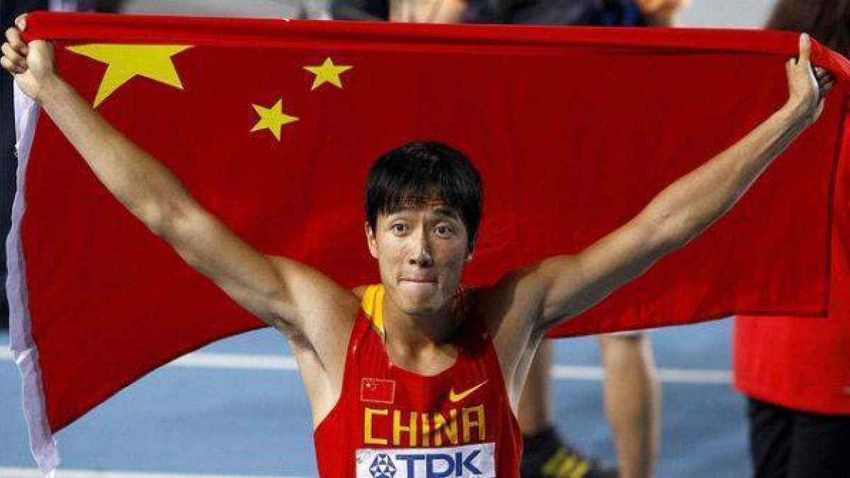 Liu Xiang, con la bandera China, tras la prueba de 110 metros vallas del Mundial de Daegu, en el 2011.-Foto: REUTERS / DAVID GRAY