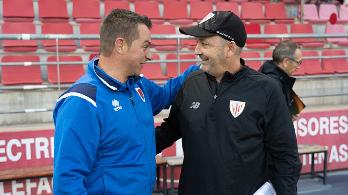 Diego Martínez y Bigen Arostegi se saludan antes del inicio del partido. VÍCTOR G. VALERO