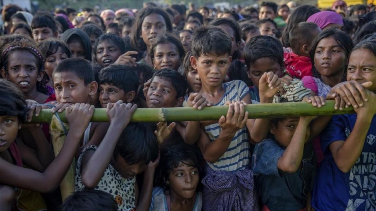 Niños refugiados rohingya esperan recibir ayuda humanitaria en un asentamiento en Bangladés-AP / DAR YASIN