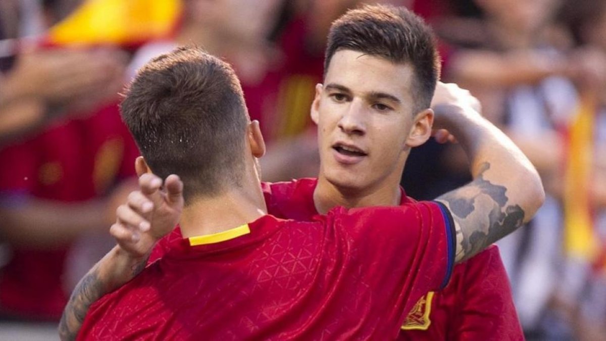 Santi Mina celebra un gol marcado con España.-DOMENECH CASTELLO