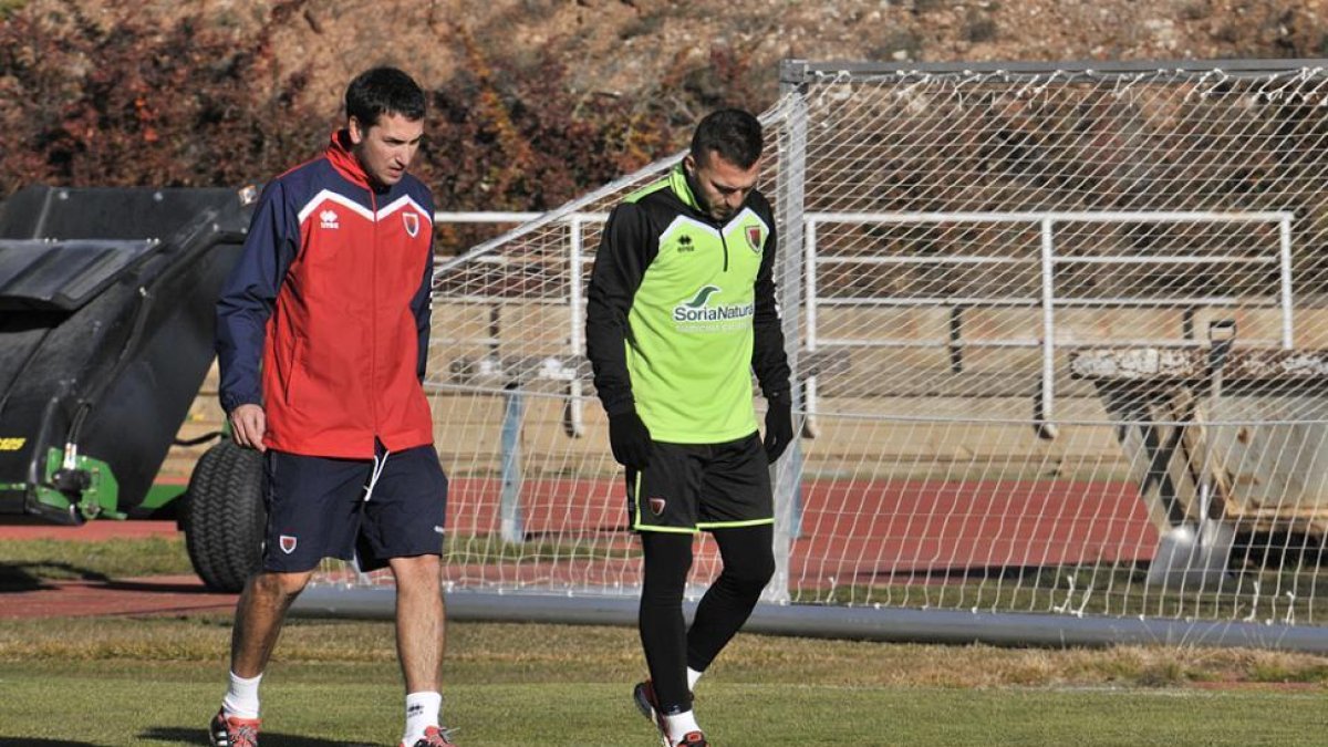 El recuperador Roberto Llorente junto con Luis Valcarce en un entrenamiento de la semana pasada.-Valentín Guisande