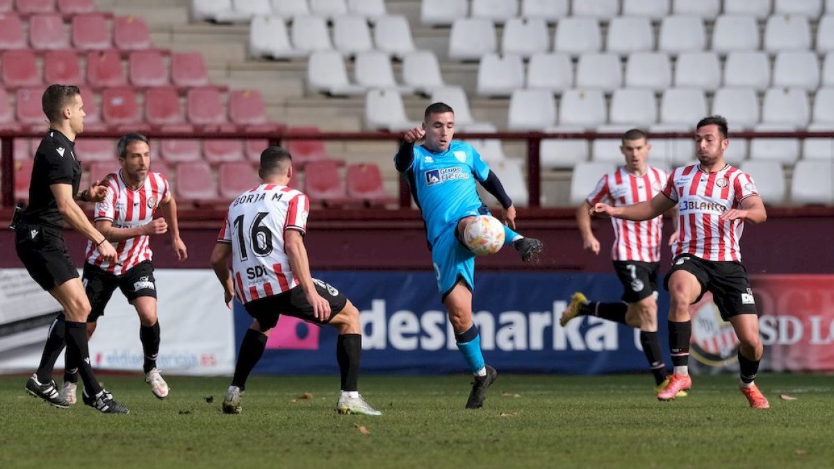 El CD Numancia suma un punto en Logroño. AREA 11