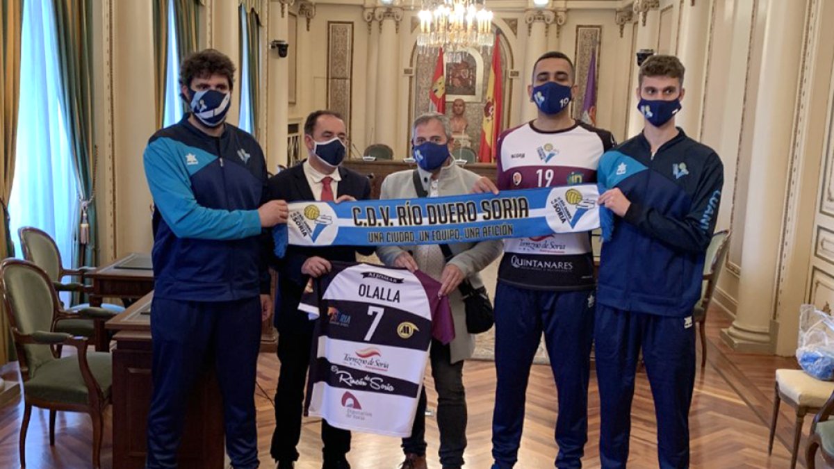 Sevillano, Benito, Cabrerizo, Dos Santos y Olalla en la presentación de la segunda camiseta del Río Duero en Diputación. Río Duero Soria
