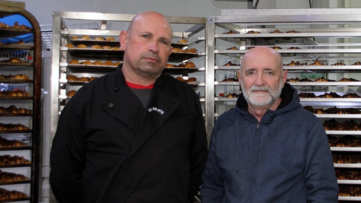 Carlos París, de Dulces Típicos El Beato, y Benjamín Redondo Marugán, autor del libro, posan en El Burgo de Osma. HDS