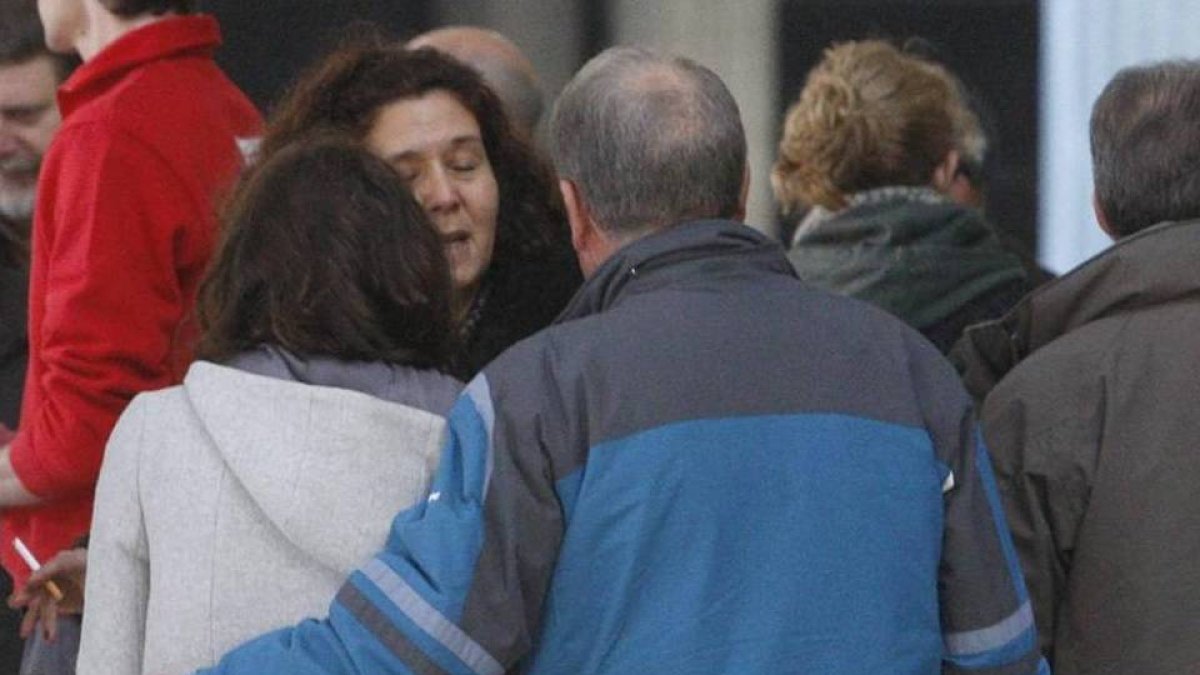 Santiago de Pablo, padre de María, en el centro de espaldas, en el momento de coger el avión para ir a los Alpes.-