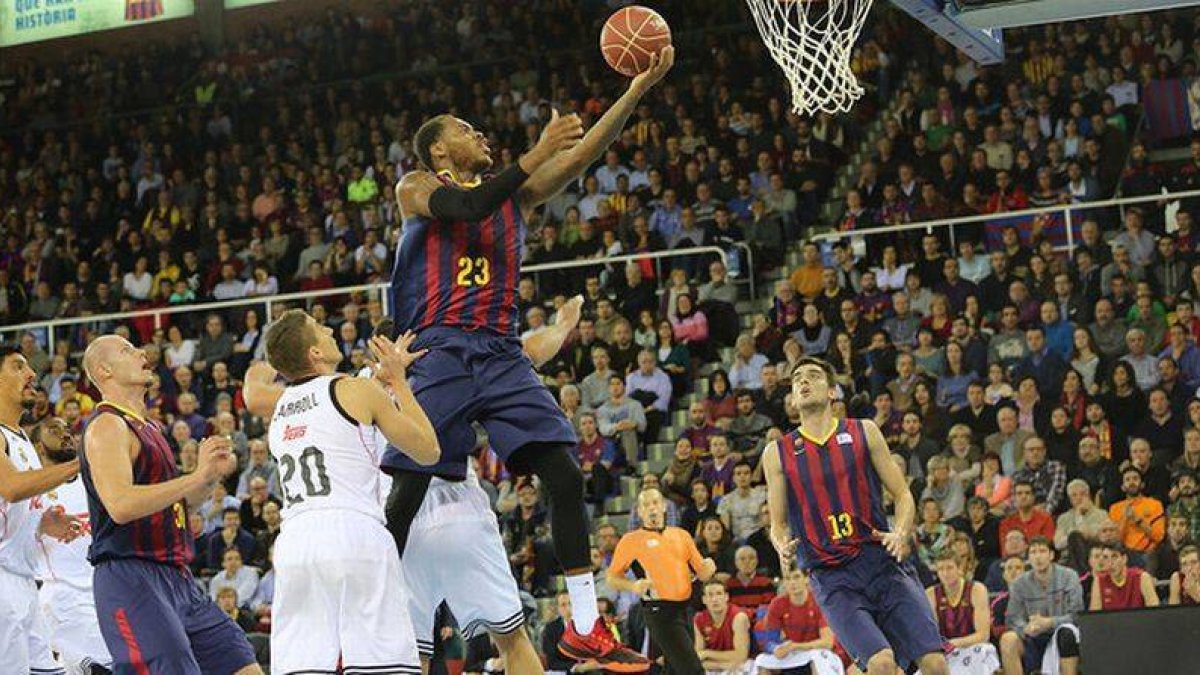 Deshaun Thomas entra a canasta, durante el partido que ha enfrentado a Barça y Madrid en el Palau.-Foto: RICARD CUGAT