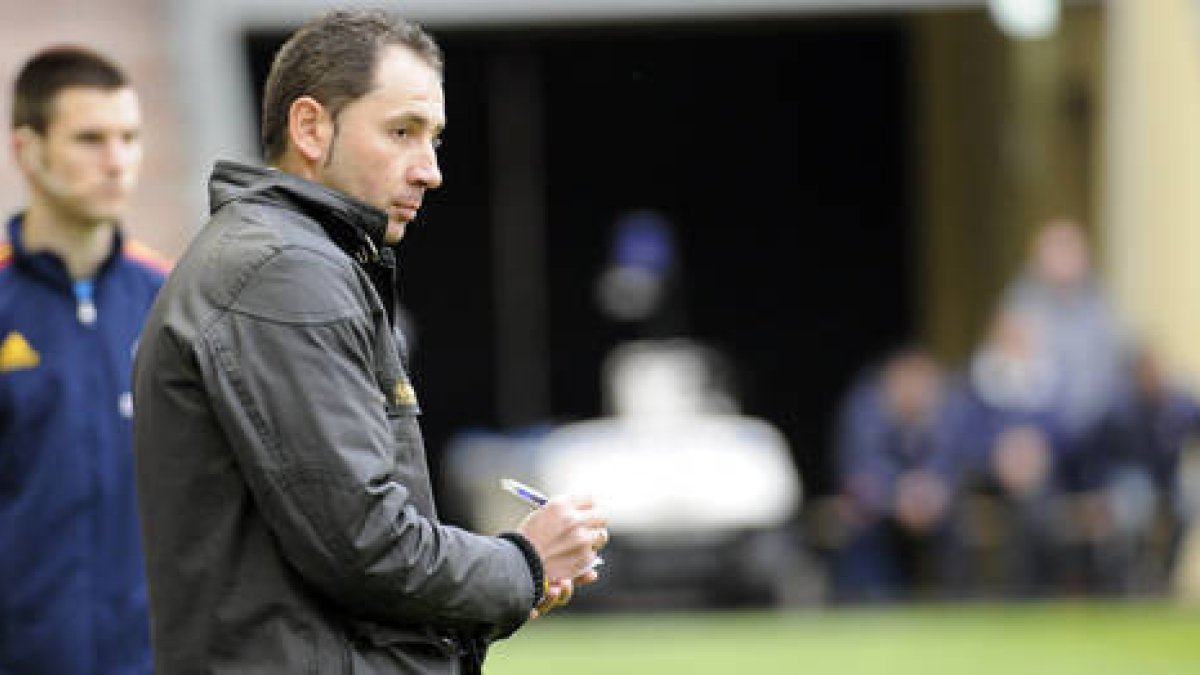 El técnico del Numancia, Pablo Machín, durante un encuentro. / DIEGO MAYOR-