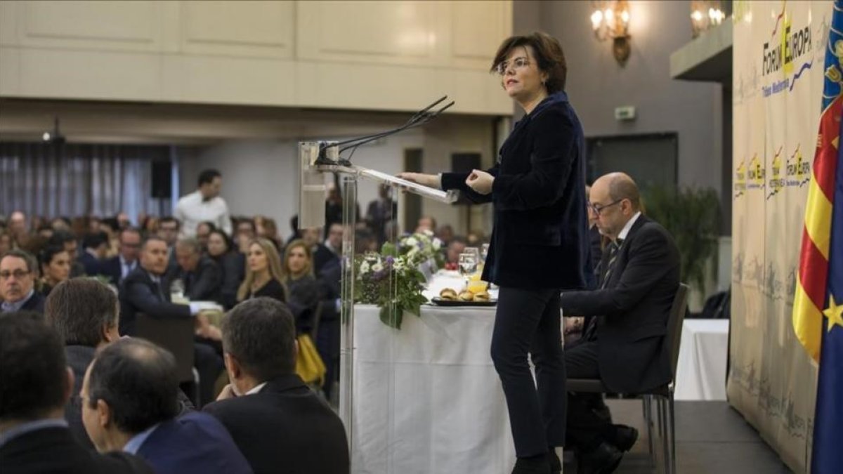 La vicepresidenta, Soraya Sáenz de Santamaría, en un un desayuno informativo en València.-/ MIGUEL LORENZO
