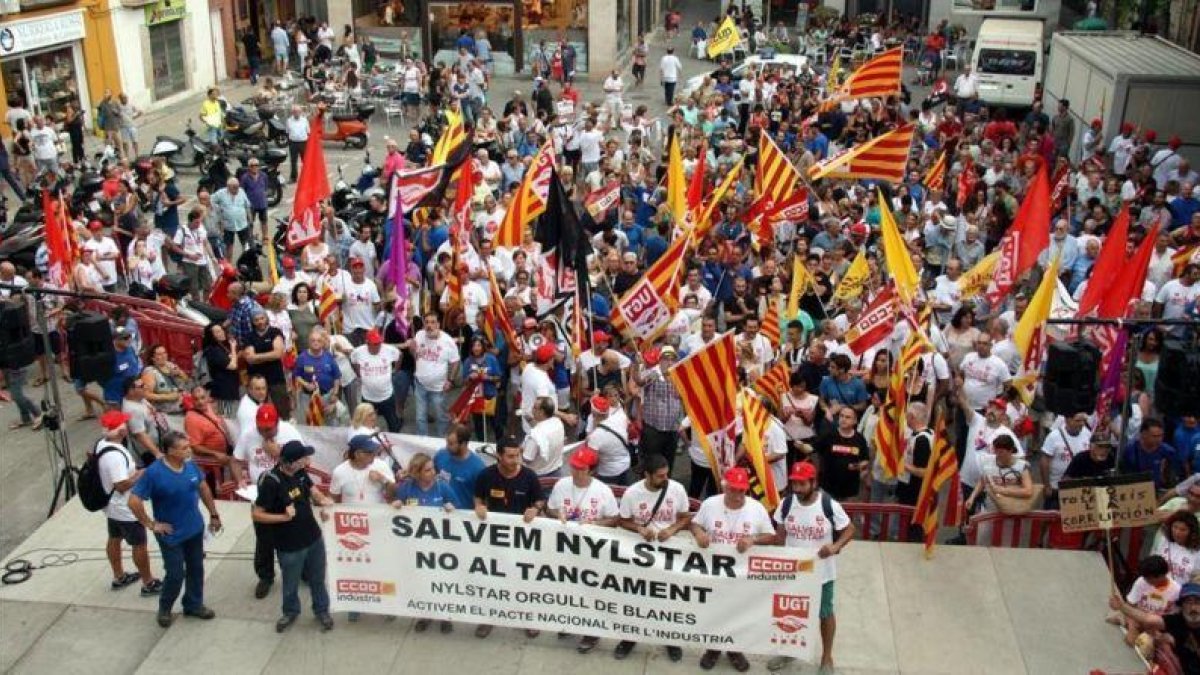 Manifestación contra los despidos y el cierre de Nylstar en Blanes.-ACN