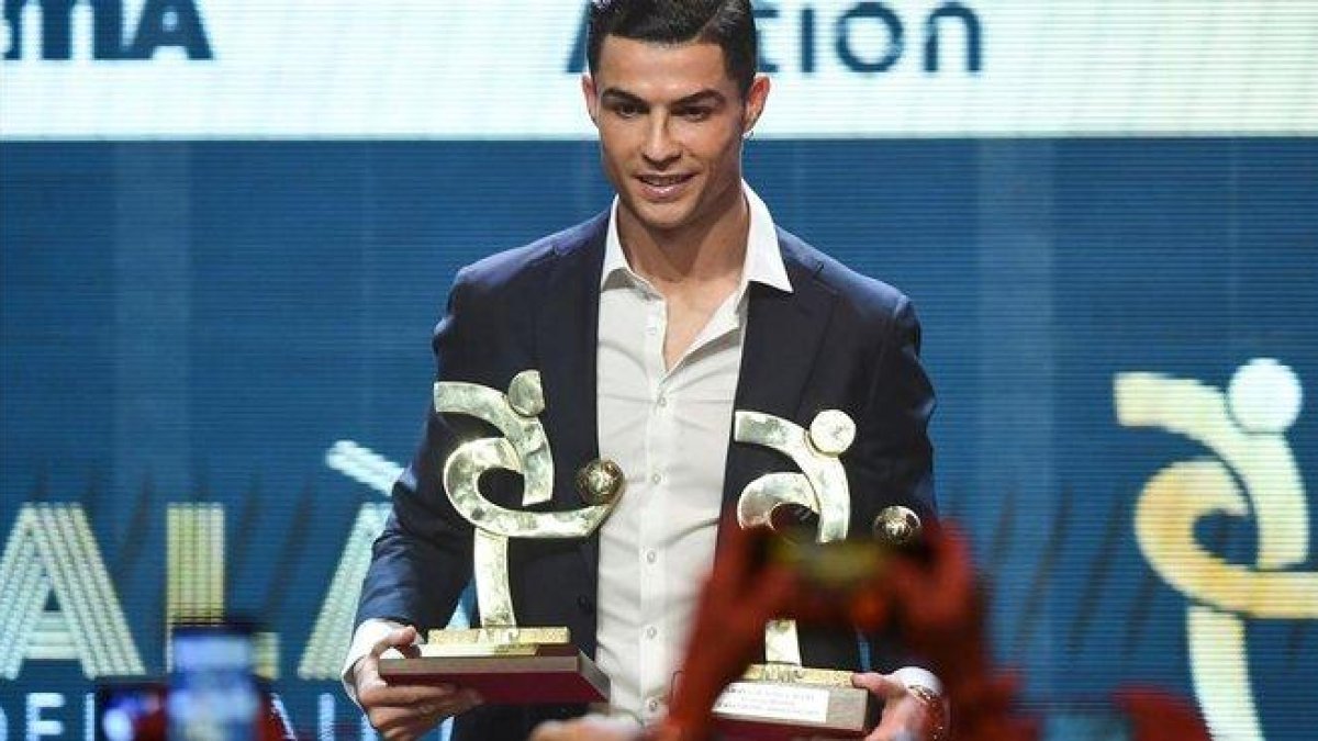 Cristiano Ronaldo prefirió acudir ayer a la Gala del Fútbol Italiano, que a la del Balón de Oro.-AFP / MIGUEL MEDINA
