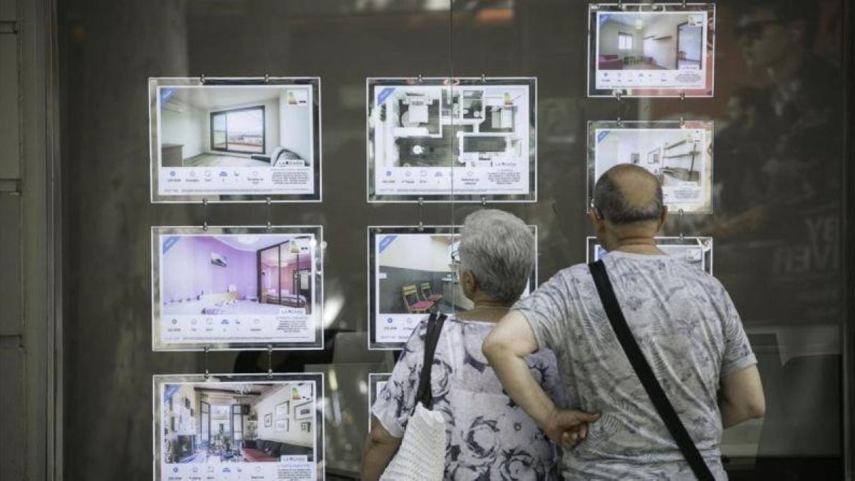 Agencia inmobiliaria en la Gran Via de Barcelona.-JOAN CORTADELLAS