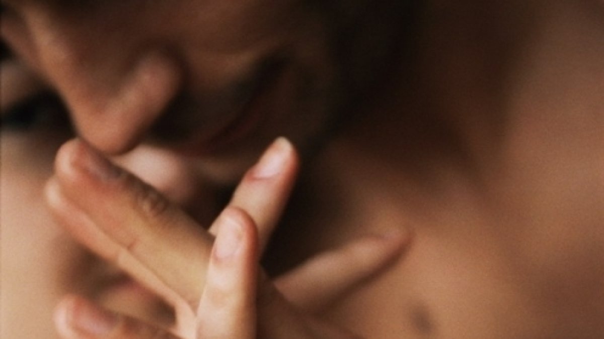 Dos personas entrelazan sus manos. HDS