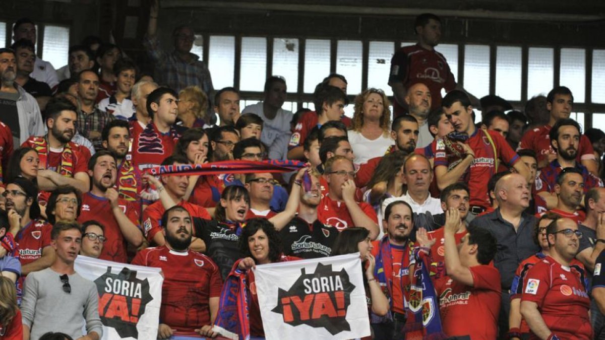 La afición del Numancia dio en el estadio de La Romareda otra lección de fidelidad hacia los colores rojillos.-Valentín Guisande
