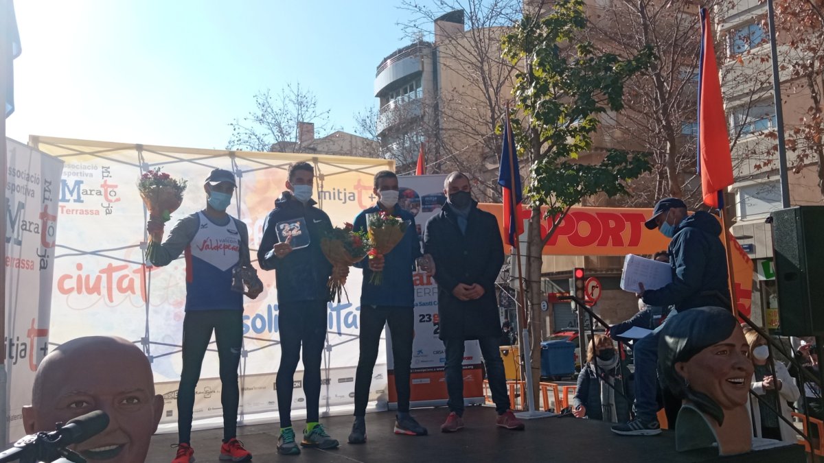 Daniel Mateo en el podio como ganador de la media de Terrassa. HDS