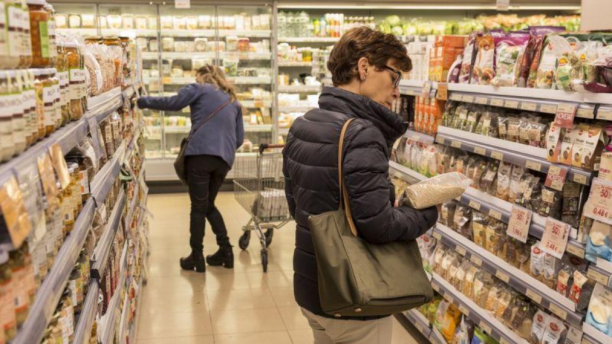 En España la confianza de consumidores y empresarios cae 1,2 puntos en el mes de marzo, acumulando un segundo descenso consecutivo.-CARLOS VALBUENA JUNQUERA (EL PERIÓDICO)