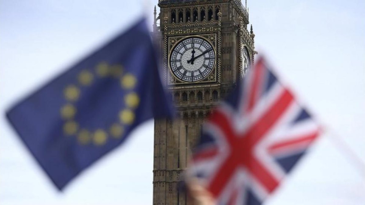 La bandera europea y la de Gran Bretaña, frente al Big Ben de Londres, este domingo.-REUTERS / NEIL HALL