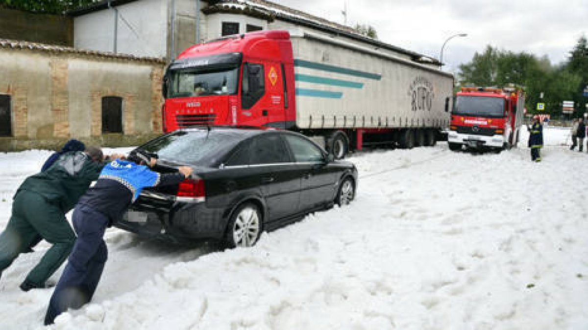 Imagen de la brutal granizada caída ayer. / ÁLVARO MARTÍNEZ-