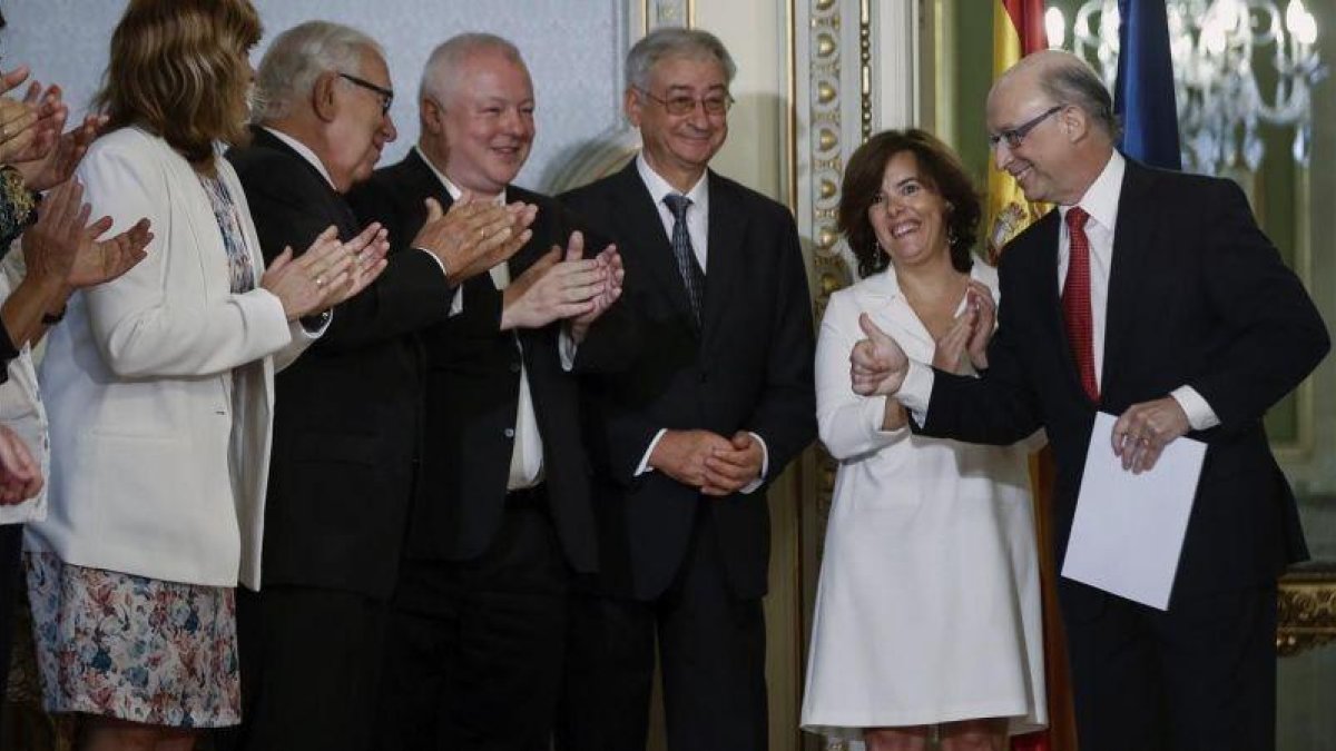 El ministro de Hacienda, Cristobal Montoro, junto a la vicepresidenta del Gobierno, Soraya Saenz de Santamaria, tras recibir el informe sobre financiación autonómica entregado por los expertos el 27 de julio.-EFE / EMILIO NARANJO