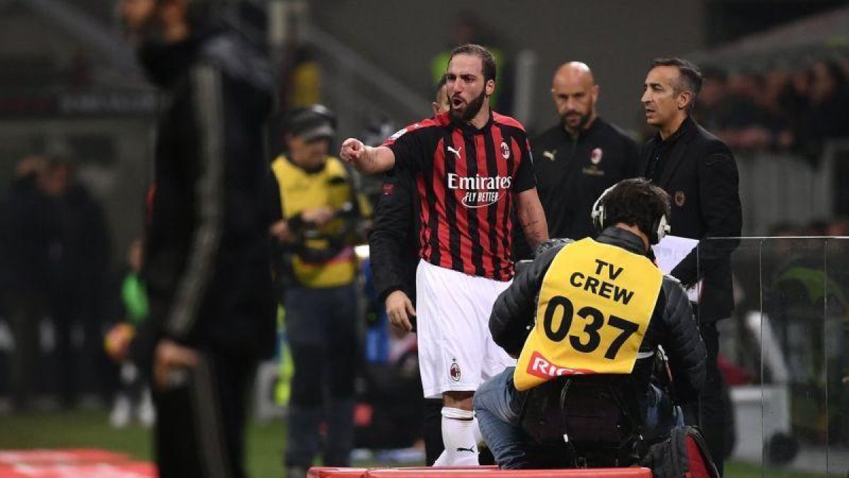 Higuaín, tras ver la tarjeta roja.-AFP