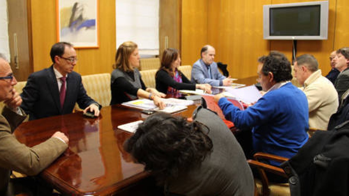 Uh momento de la reunión de ayer entre la directora general del Agua, Liana Ardiles, y los alcaldes de Soria, Golmayo y Los Rábanos en el Ministerio. / MINISTERIO DE MEDIO AMBIENTE-