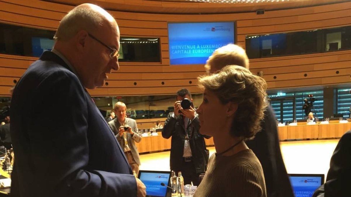 García Tejerina conversa con Phill Hogan en el Consejo de Agricultura.-El Mundo