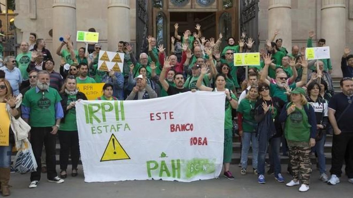 Concentración de afectados por las hipotecas del IRPH ante la Audiencia de Barcelona.-JOSEP GARCIA