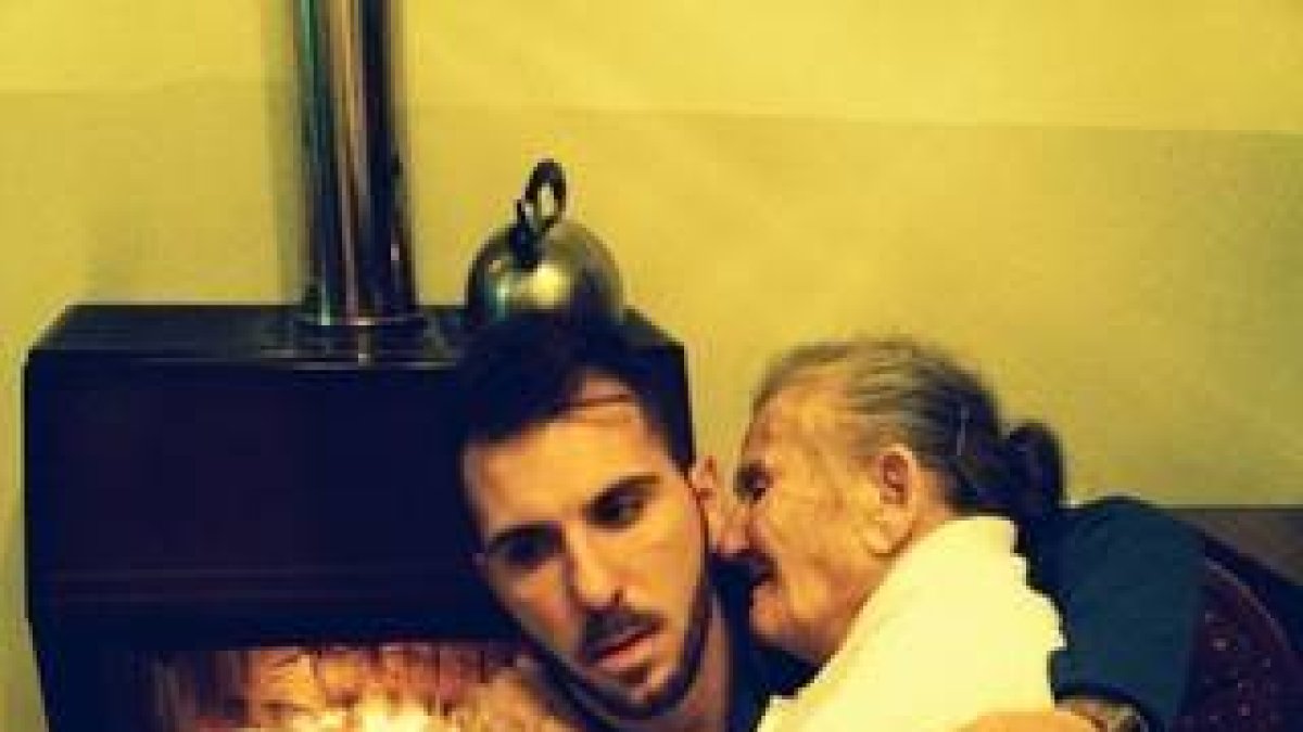 Giancarlo Murisciano sostiene en brazos a su abuela enferma de Alzheimer.-Foto: Giancarlo Murisciano/ Facebook