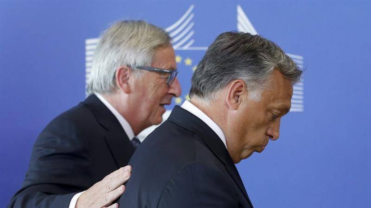 El presidente de la Comisión Europea, Jean-Claude Juncker, y el primer ministro de Hungría, Viktor Orbán, antes de la reunión del Consejo Europeo.-EFE