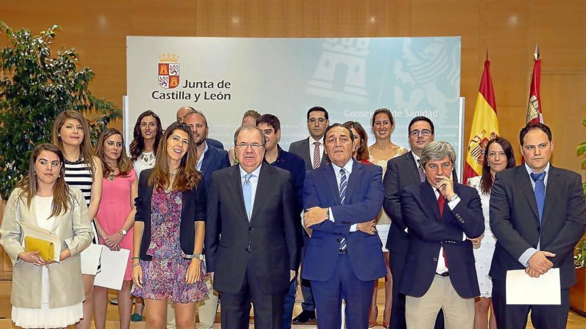 El presidente de la Junta, Juan Vicente Herrera, junto con el consejero de Sanidad, Antonio Sáez Aguado, y los premiados.-ICAL