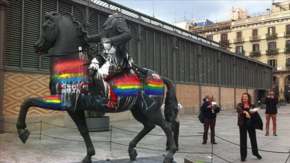 Una mujer lanza huevos a la estatua de Franco en el Born.-XAVIER JUBIERRE