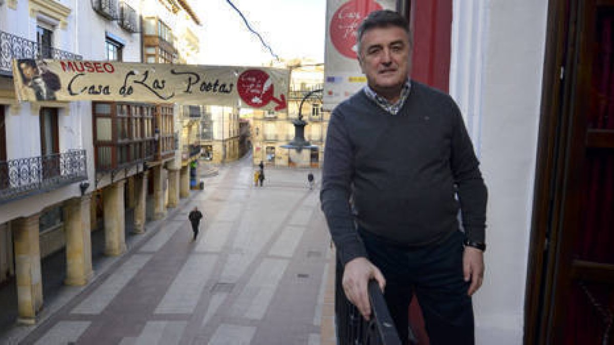 Radomir Antic en los balcones del Casino Amistad Numancia. / Álvaro Martínez-