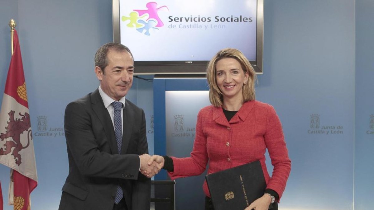 La consejera de Familia e Igualdad de Oportunidades, Alicia García, y el director territorial de Caixa Bank en Castilla y León y Asturias, José Manuel Bilbao, firman un convenio de colaboración en relación con la atención a familias y personas vulnerables-Ical