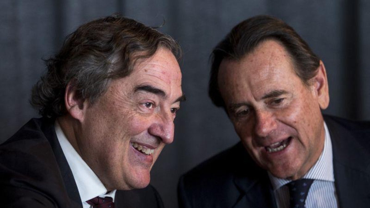El presidente de la patronal CEOE, Juan Rosell (i), y el presidente del Puerto de Barcelona, Sixte Cambra (d), en una conferencia sobre el escenario económico y empresarial actual.-QUIQUE GARCÍA (EFE)