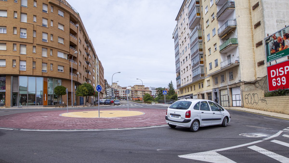 Nueva rotonda de acceso a la carretera de Logroño. MARIO TEJEDOR