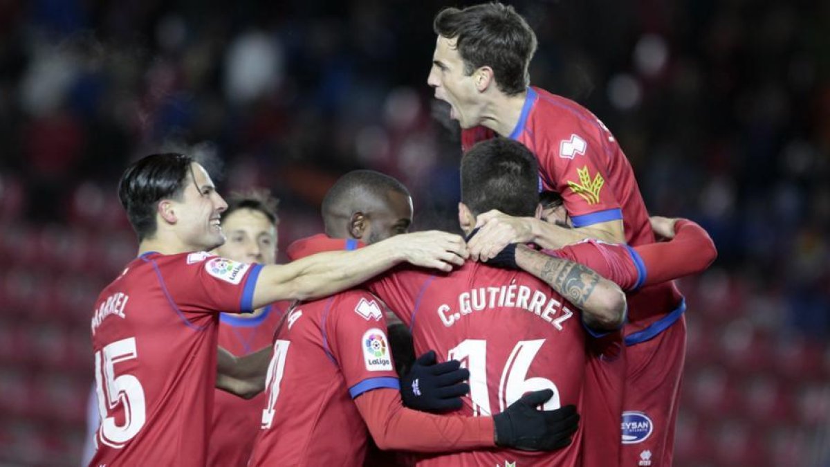 Los rojillos celebran el gol de Carlos Gutiérrez, ayer, en el césped de Los Pajaritos.-MARIO TEJEDOR