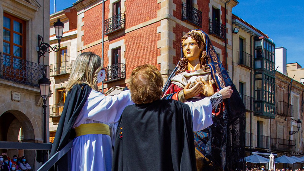 Retirada del velo de duelo de la Virgen de la Alegría por cofrades de La Soledad - MARIO TEJEDOR