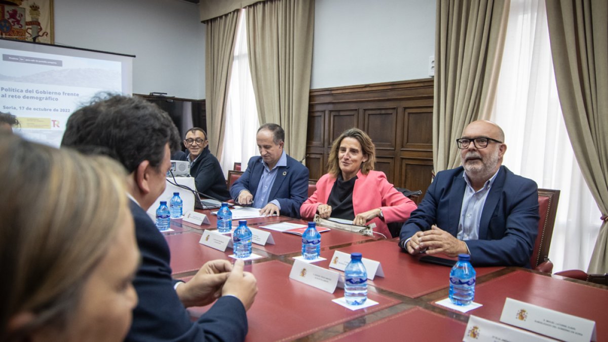 La ministra Ribera en la reunión mantenida en la Subdelegación con los alcaldes.-GONZALO MONTESEGURO