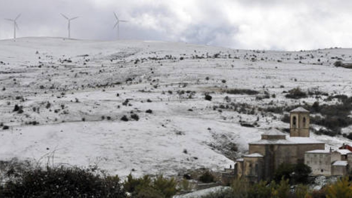 Aemet ha activado la alerta amarilla por riesgo de nieve para mañana en la provincia. / DIEGO MAYOR-